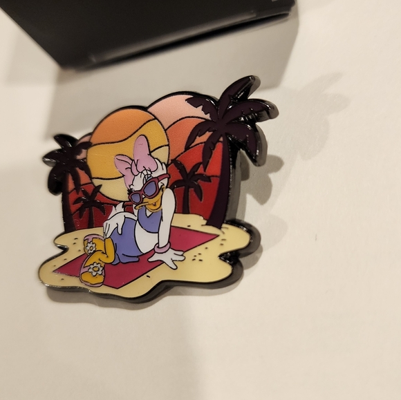 Loungefly Disney Mickey & Friends Daisy Sunset Beach Blind Box Pin Opened - Picture 6 of 11